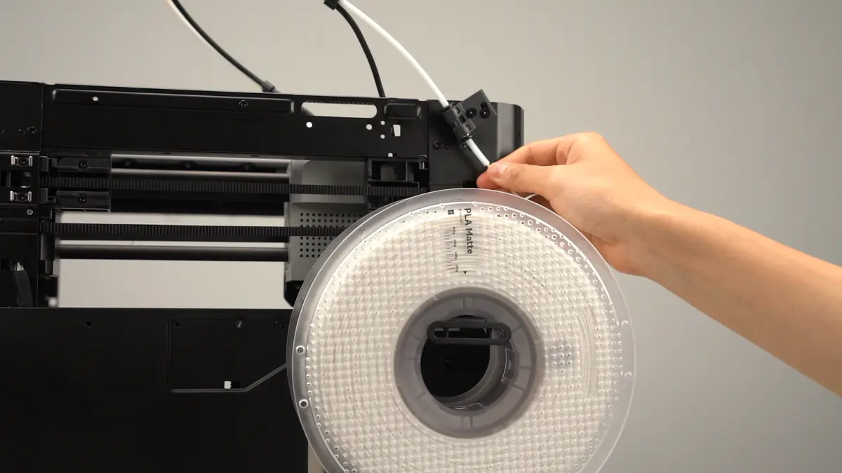Filament føres ind i PTFE-slangen på P1P