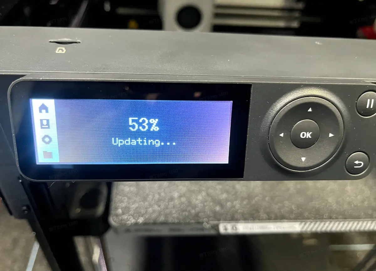 Skærmbillede med igangværende firmwareopdatering