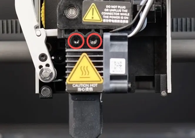 De to skruer fjernes og hotend tages ud