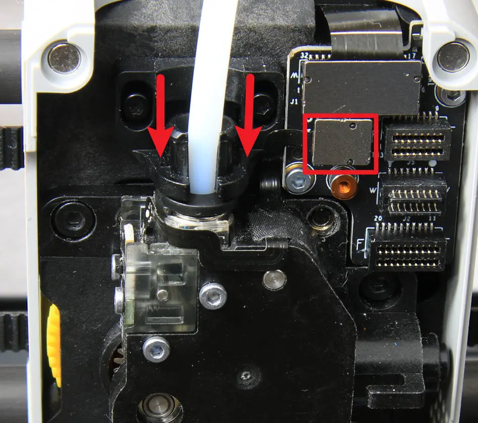 Filamentslange og hall-sensor-kabel frakobles