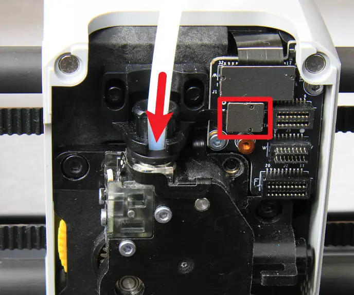 PTFE-slange og hall-sensor-kabel tilsluttet extruderen