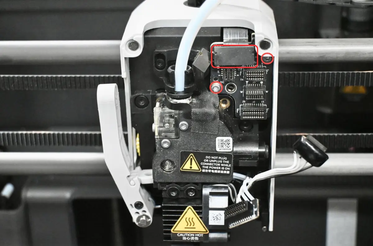 Afbryd FPC-kablet og fjern de 2 skruer på Extruder Connection Board
