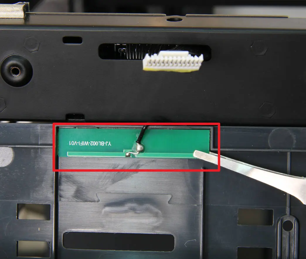 Frontcover og WIFI-antenne afmonteres med pincet
