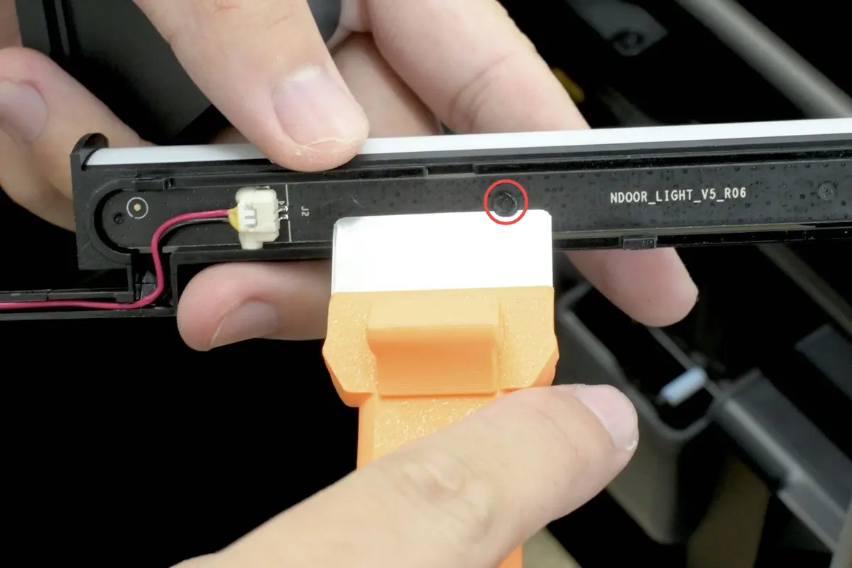 Clipsene fjernes fra LED-lyset med en skraber