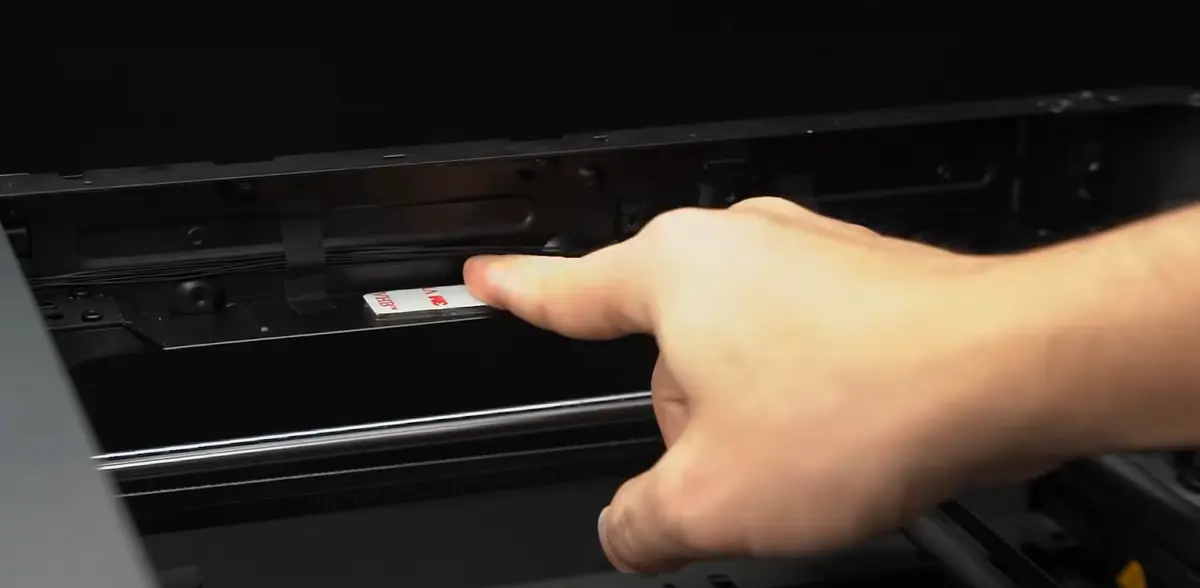 LED-lyset fastgøres til printeren med 3M-lim