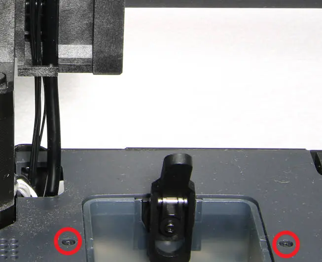 Skruer på rensekanalen skrues ud
