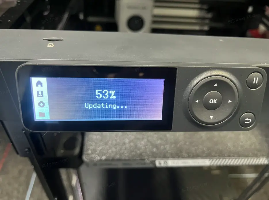 Firmware-opdatering i gang på printerens skærm