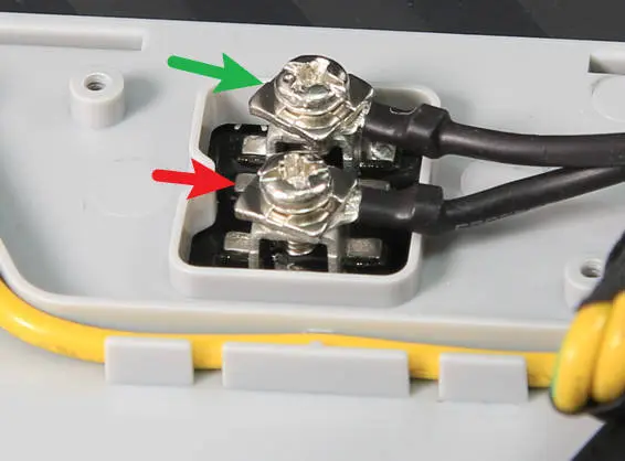Varmebedets modstand måles med et multimeter på de to terminaler