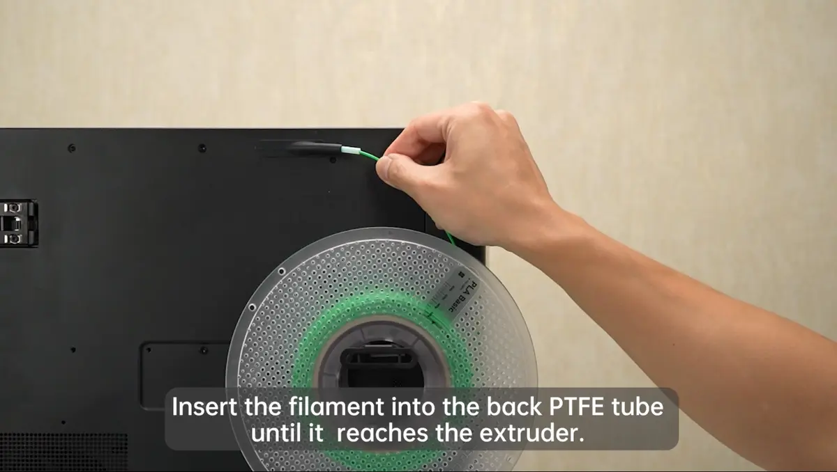 Filament føres ind i den bageste PTFE-slange på P1S