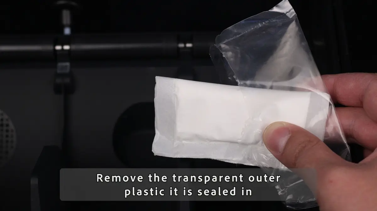 Den beskyttende plastfolie fjernes fra tørremiddelposen