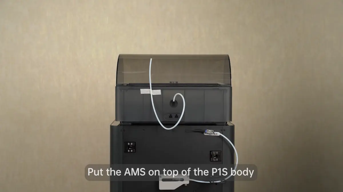 AMS placeres oven på P1S og PTFE-slangerne tilsluttes
