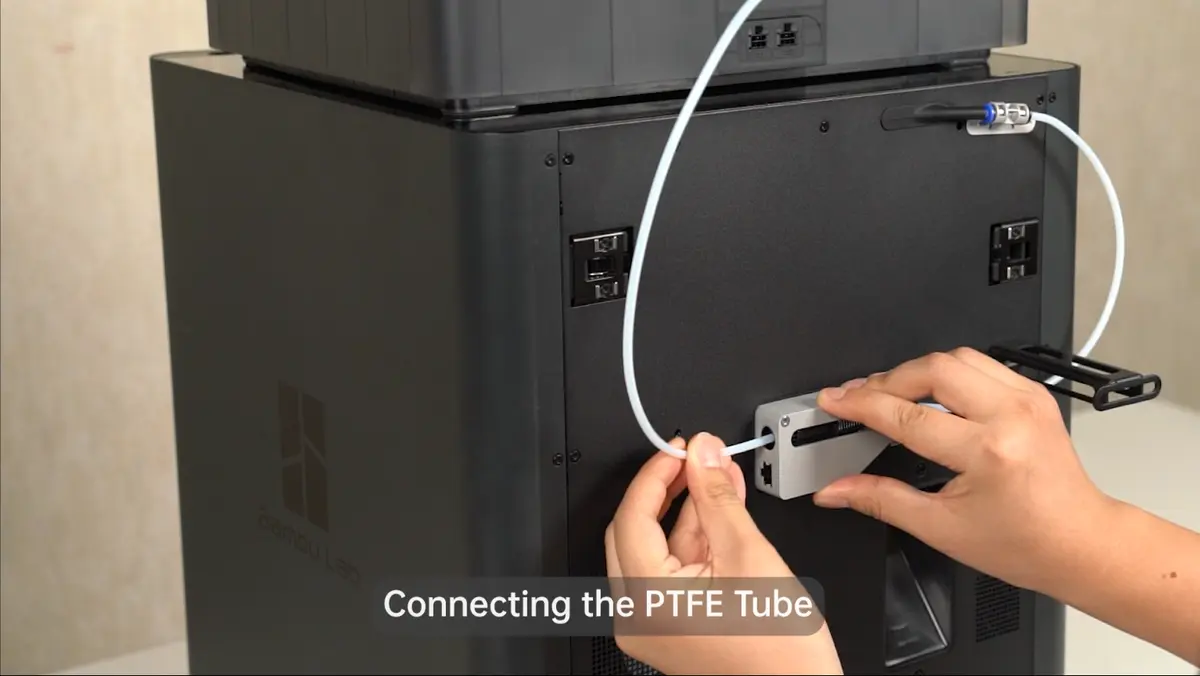 PTFE-slangerne sættes fast mellem AMS og printeren