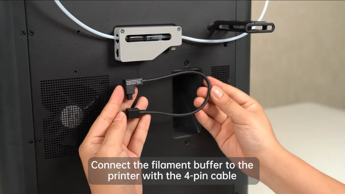 Filamentbufferen tilsluttes printeren med 4-pin kablet