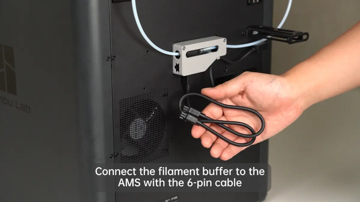 Filamentbufferen tilsluttes AMS med 6-pin kablet