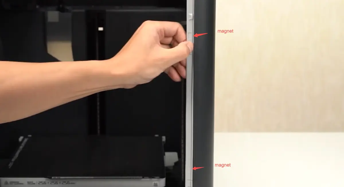 Frontdørens tætningsliste justeres efter magnetens position