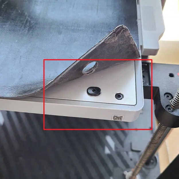 Den dobbeltklæbende tape løftes væk fra aluminiumspladen