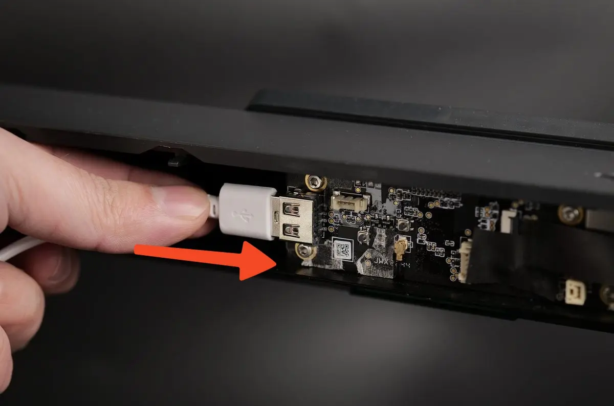 Mobiltelefon tilsluttet USB A-porten paa AP boardet med et USB-kabel for at teste opladning