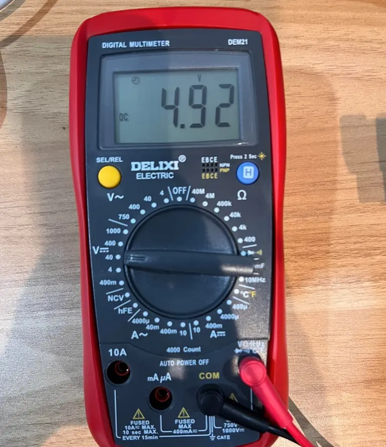 Multimeter der viser cirka 5V og bekraefter korrekt stroem til USB-stikket