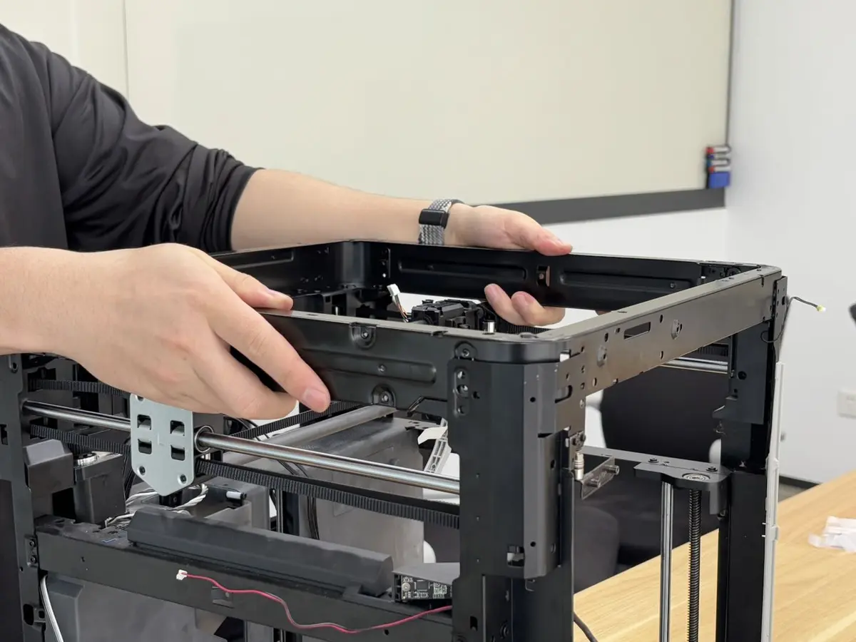 Løft X/Y-rammen opad og ud af printeren på P1