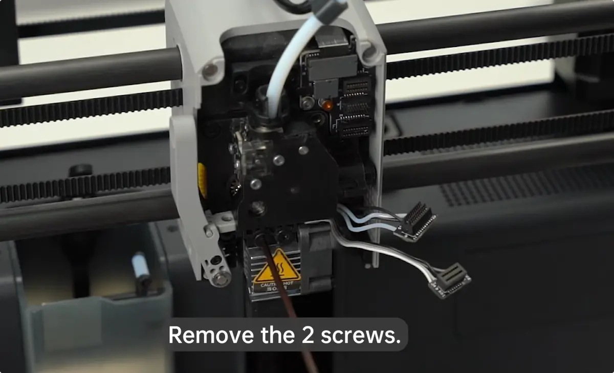 Skrue der holder hotend-enheden fjernes