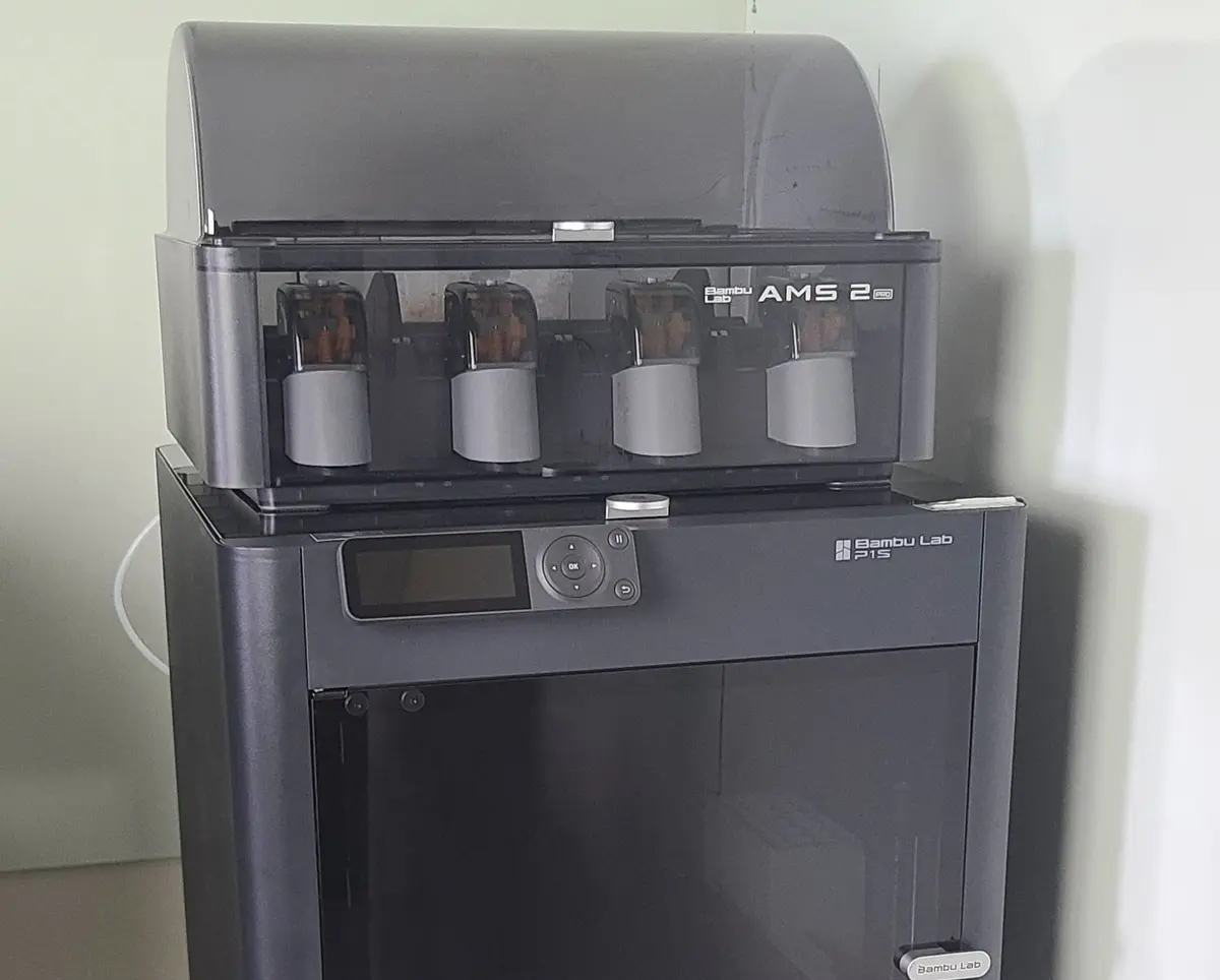 AMS 2 Pro placeret oven på P1S-printeren
