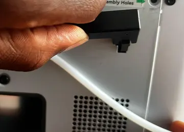 Nærbillede af 4-pin buskablets orientering og låsetap