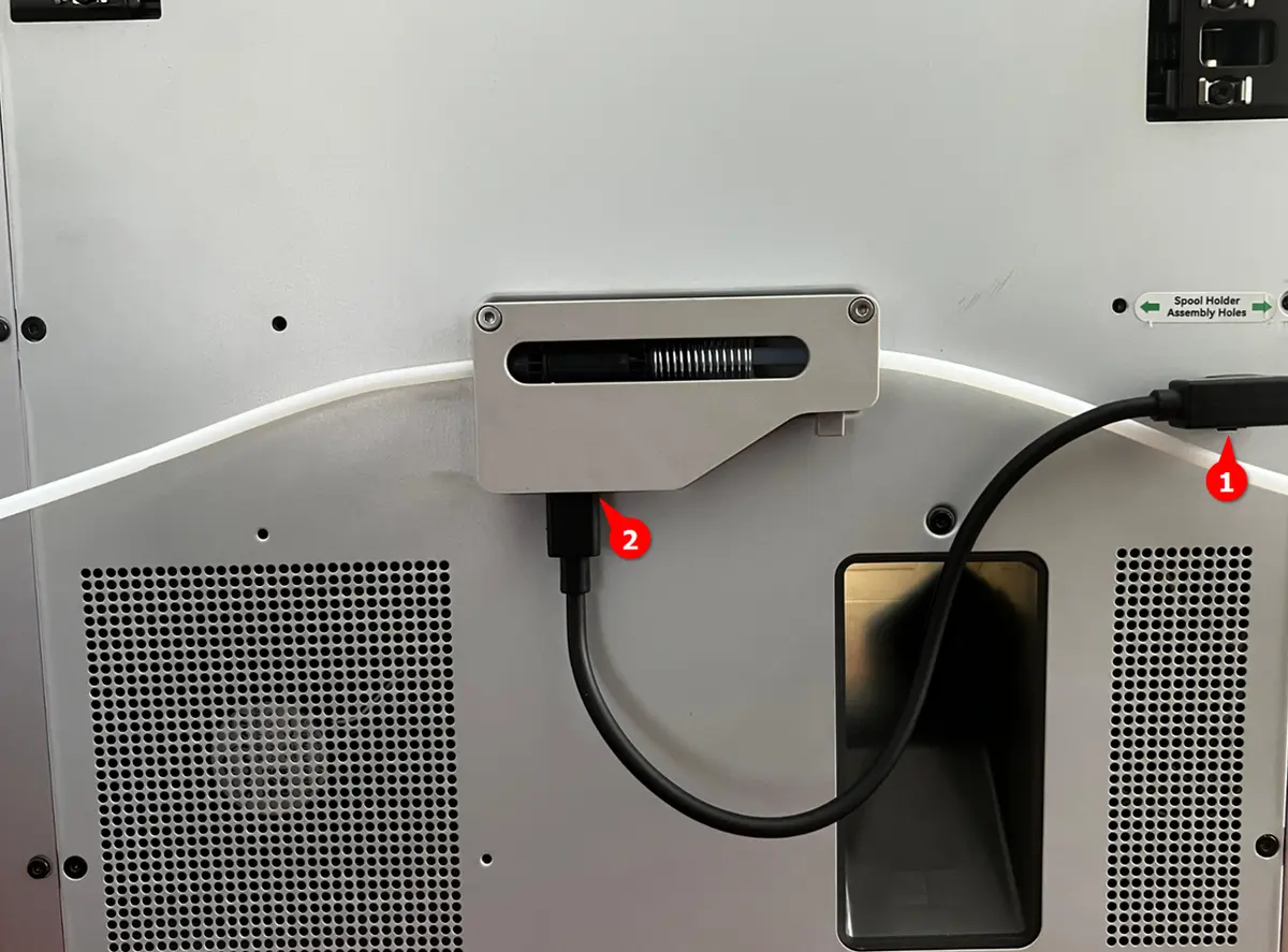 4-pin kablets ende forbundet til nederste port på filament buffer