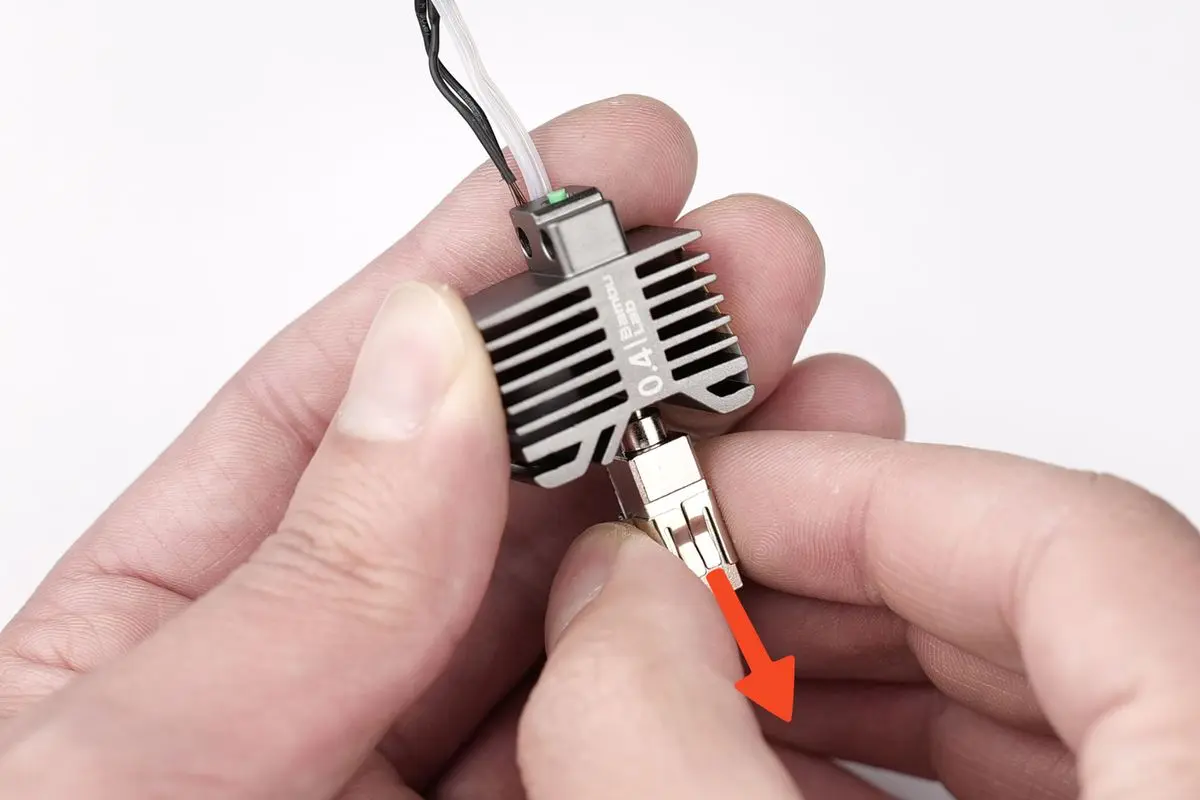 Fjern metalclipsen der holder varmeenheden