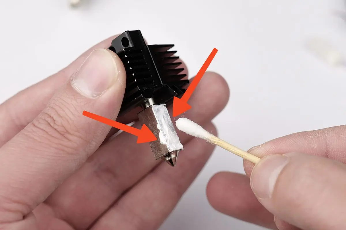 Fordel termopastaen i et tyndt lag på hotend
