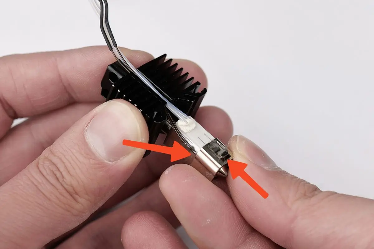 Montér metalclipsen igen på hotend med korrekt orientering