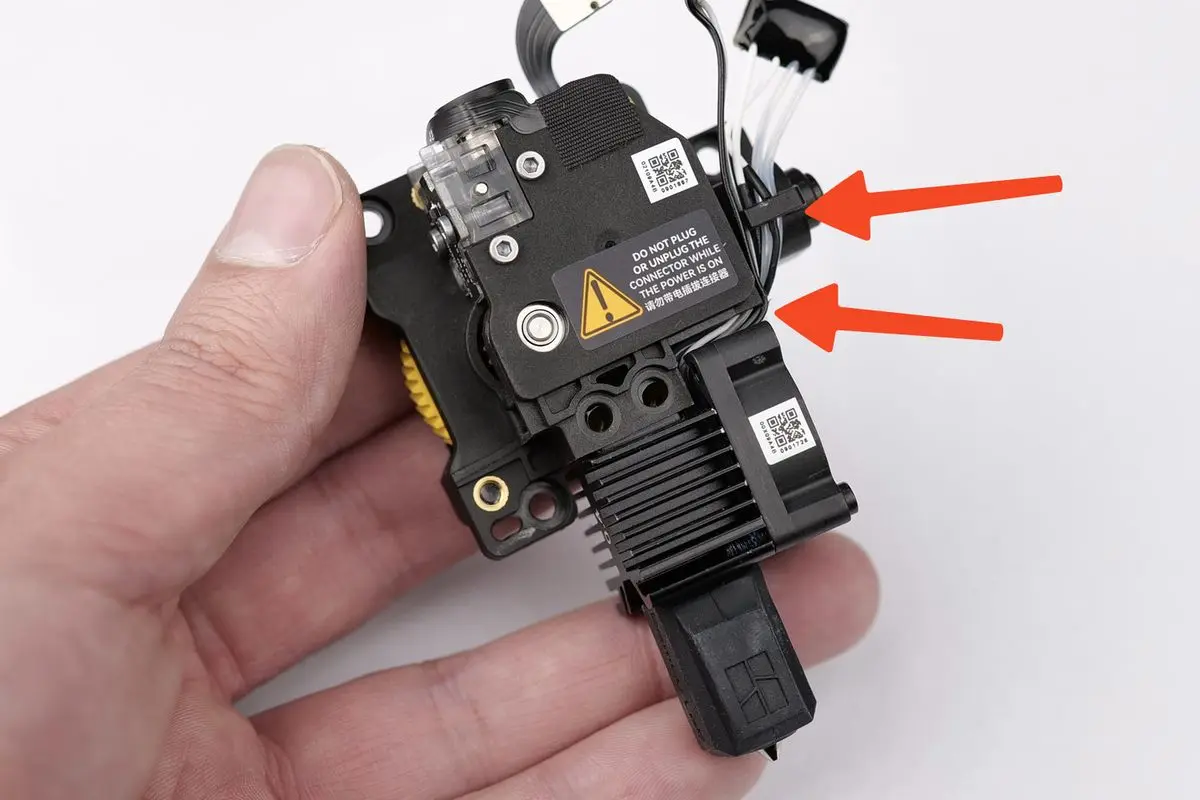 Ret hotend-ledningerne ind gennem kabelclipsen
