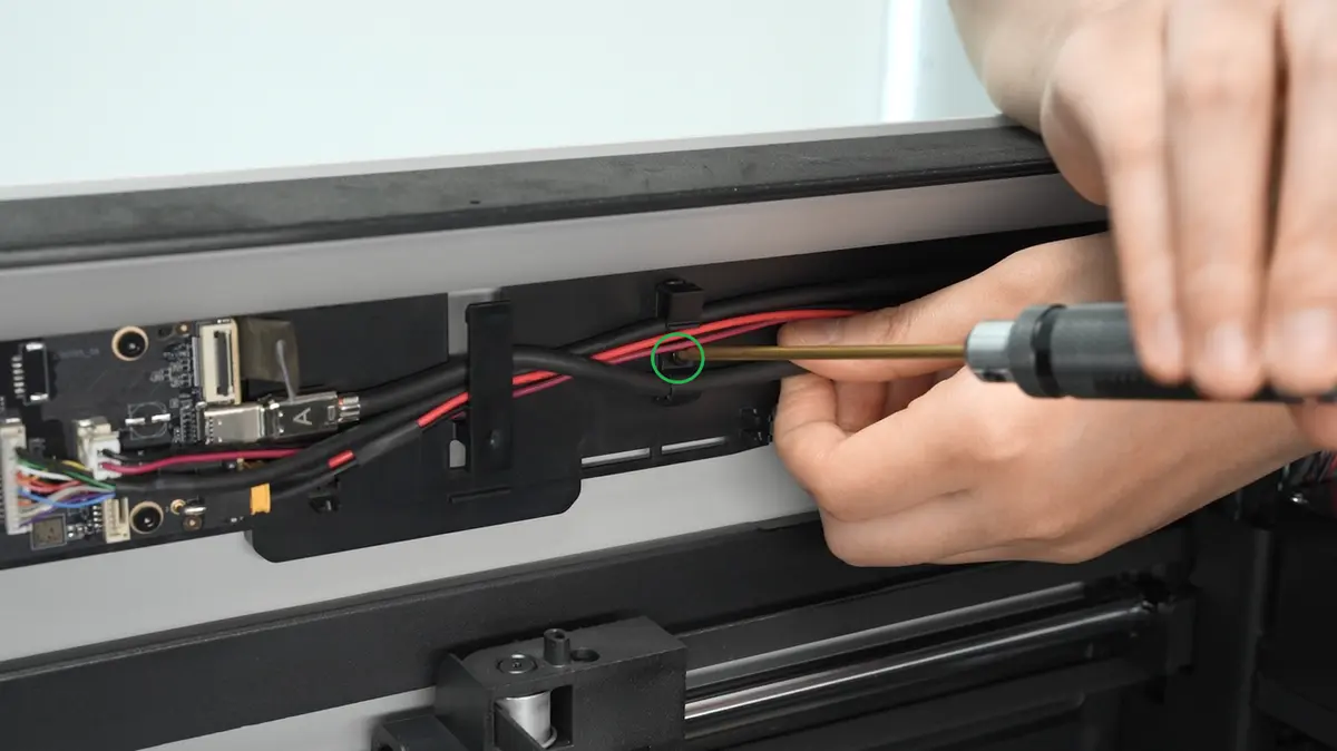 Placering af skrue til USB-C-kabelholderen