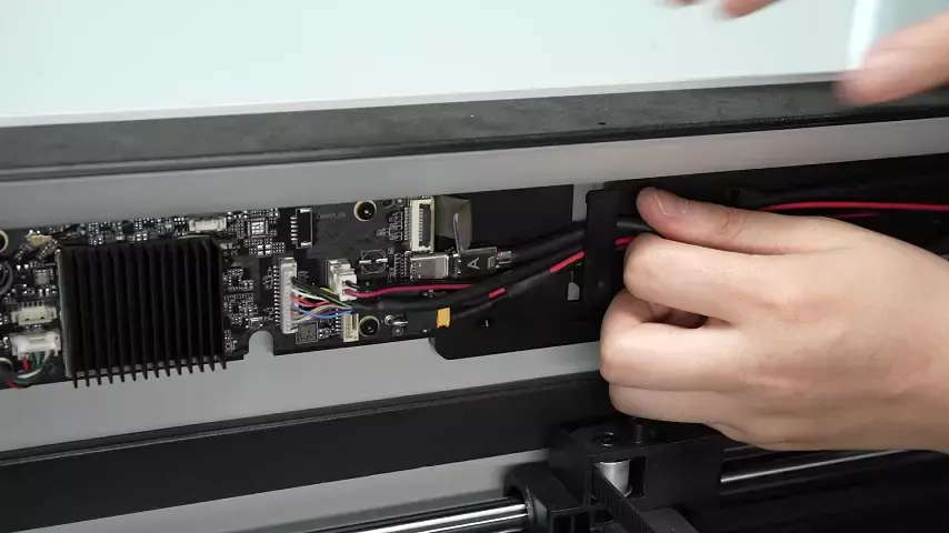 USB-C-kablet traekkes ud af kabelholderen