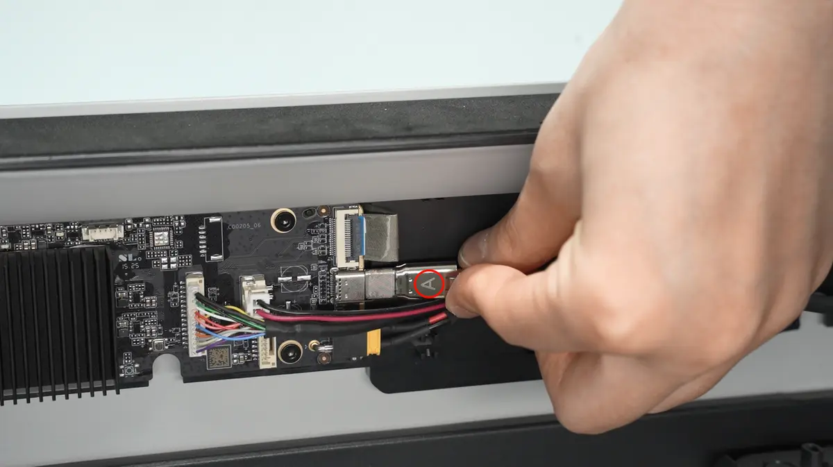 USB-C-kablet saettes i med A-maerket vendt mod kammeret