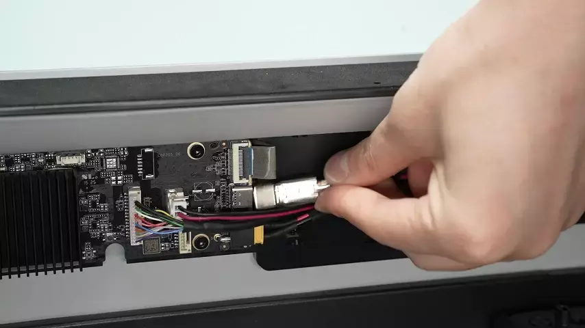 Naerbillede af USB-C-stikket der saettes i