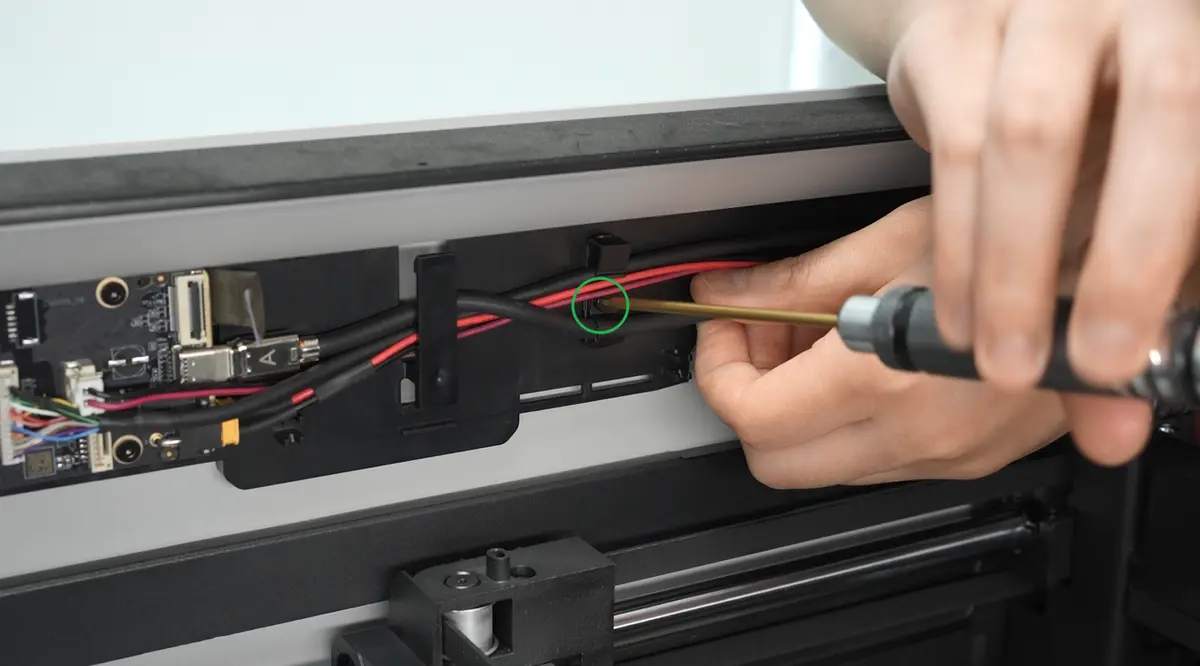 Skruen til USB-C-kabelholderen skrues i