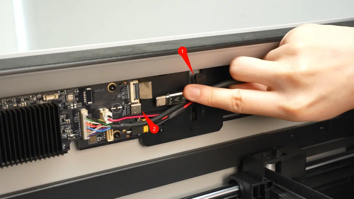 USB-C-kablet trækkes ud af klemmen og afbrydes