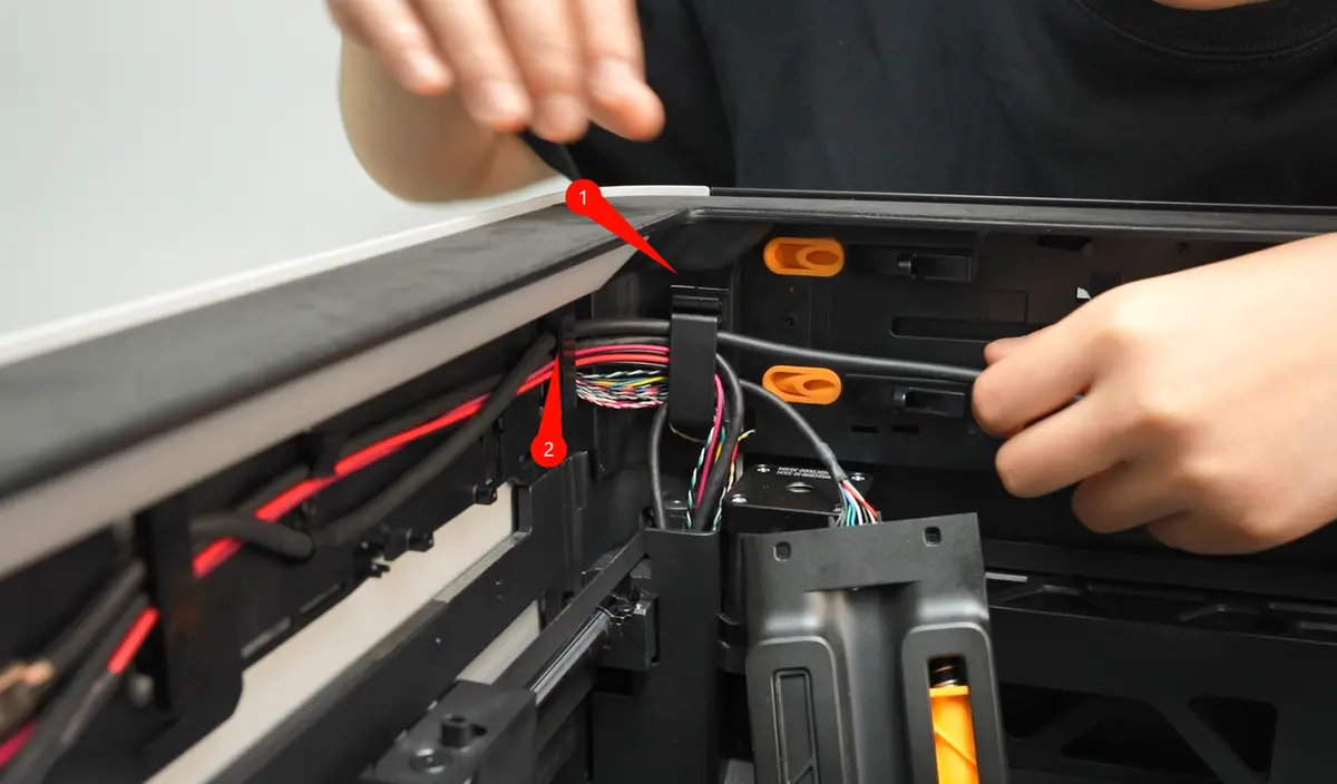 USB-C-kablet trækkes fri af klemmen