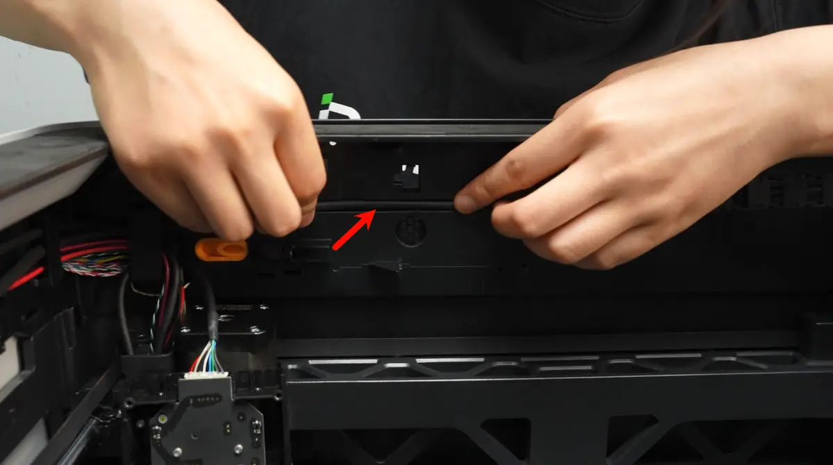 USB-C-kablet klikkes ind i noten i rammen