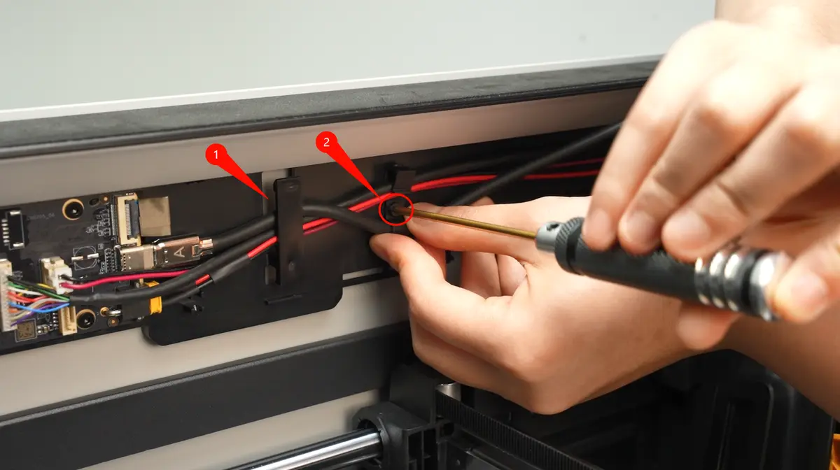 USB-C-kablet klikkes ind i kabelklemmerne