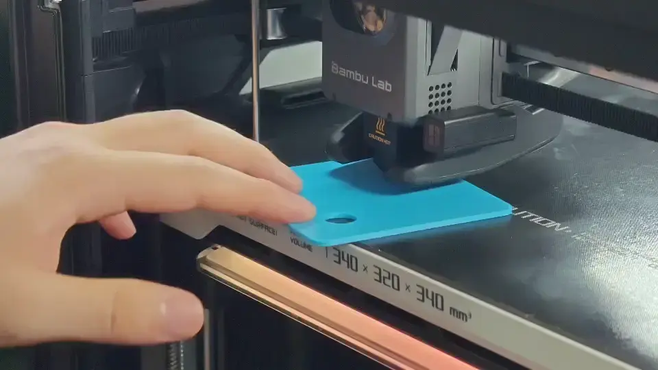 Leveling-føler placeres mellem nozzle og bed