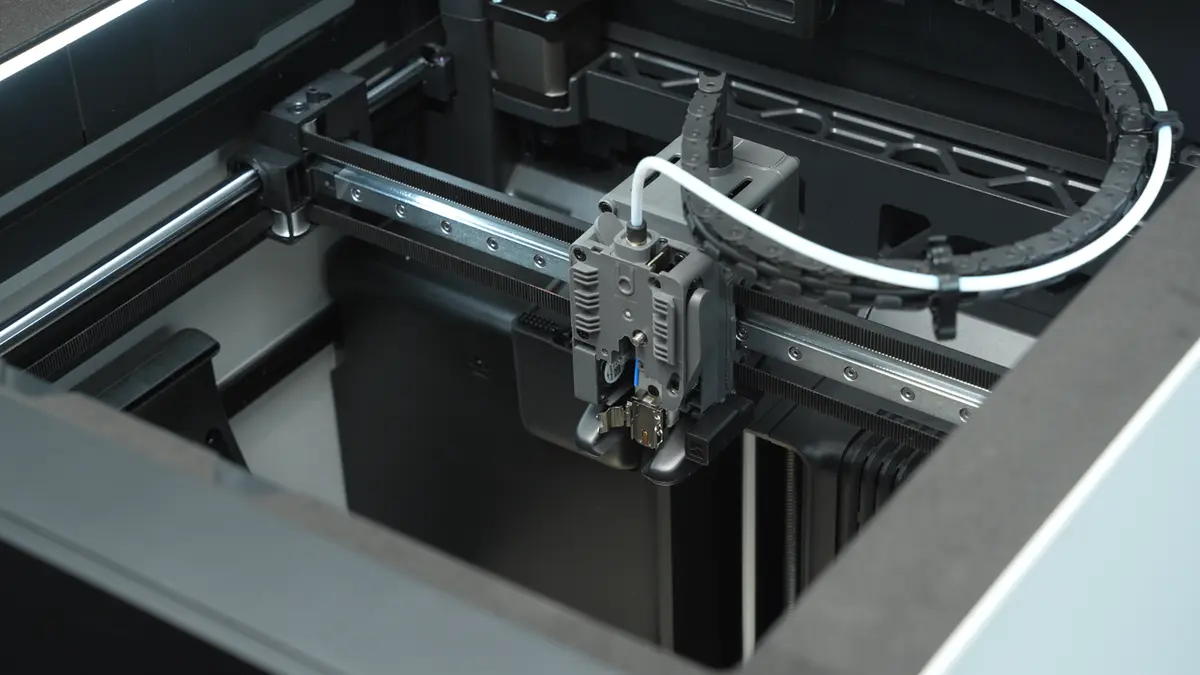 Filamentet ekstruderes manuelt fra extruderen