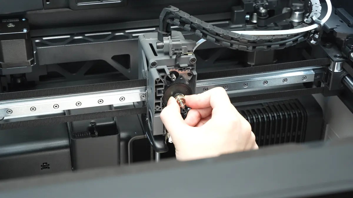 Indersiden af extruderen renses for filamentrester