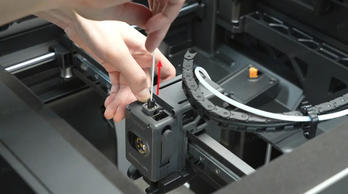 Filament trækkes langsomt ud af ekstruderen