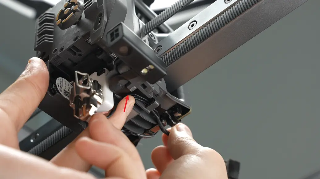 Hotend-varmeenhedens kabel klikkes ind i kabelstyringsrillen
