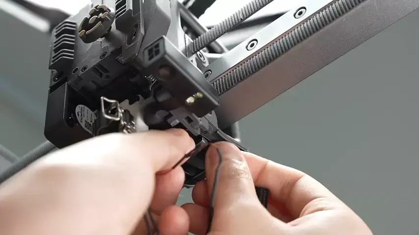 Animation der viser hotend-varmekablet sættes ind i rillen