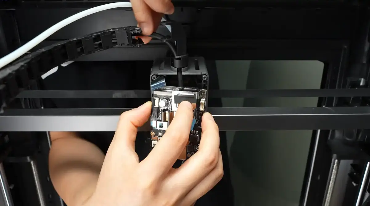 USB-C-kablet vrikkes langsomt ud
