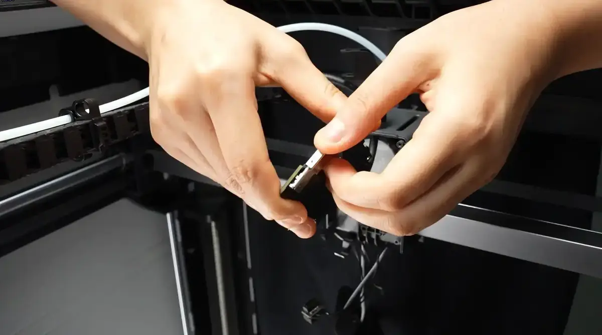 USB-C-kablet trækkes helt ud af TH-boardet