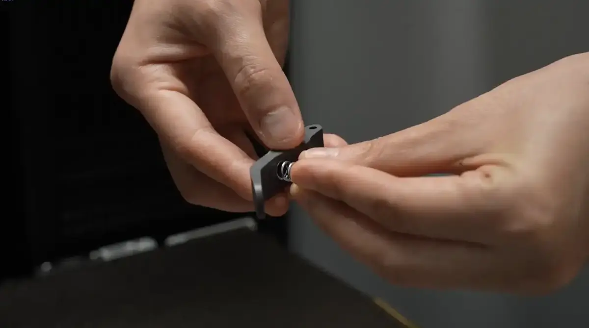 Fjeder og endekappe monteres på drivhjulsholderen