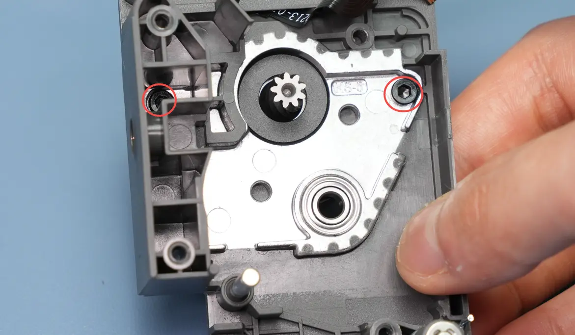 De 2 skruer til extrudermotoren fjernes, og motoren tages af